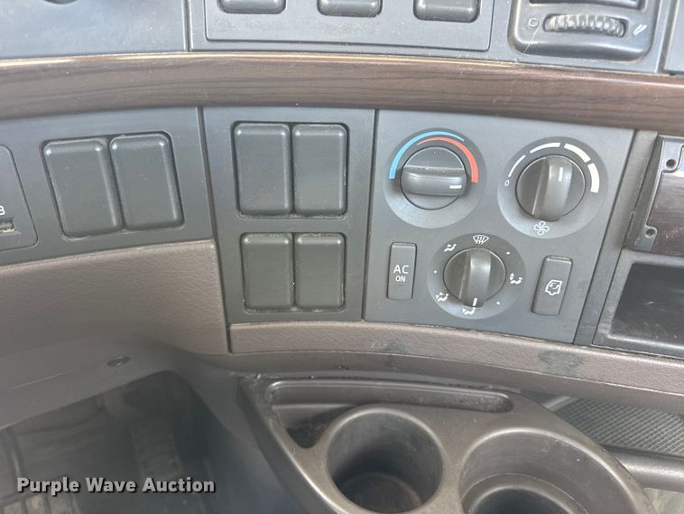 image for item EN0903 2014 Volvo Truck VNL semi truck