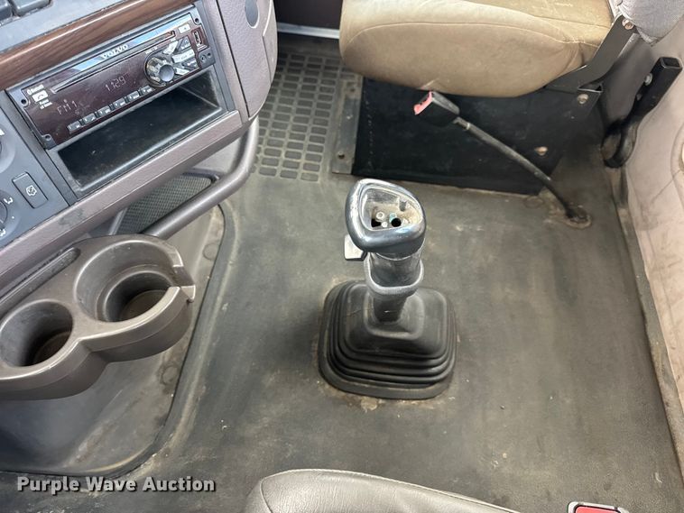 image for item EN0903 2014 Volvo Truck VNL semi truck