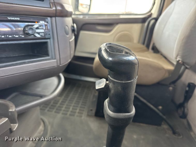 image for item EN0903 2014 Volvo Truck VNL semi truck