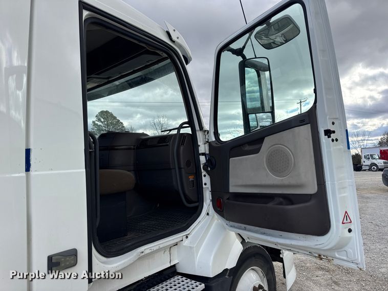 image for item EN0903 2014 Volvo Truck VNL semi truck