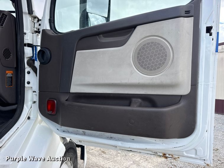 image for item EN0903 2014 Volvo Truck VNL semi truck