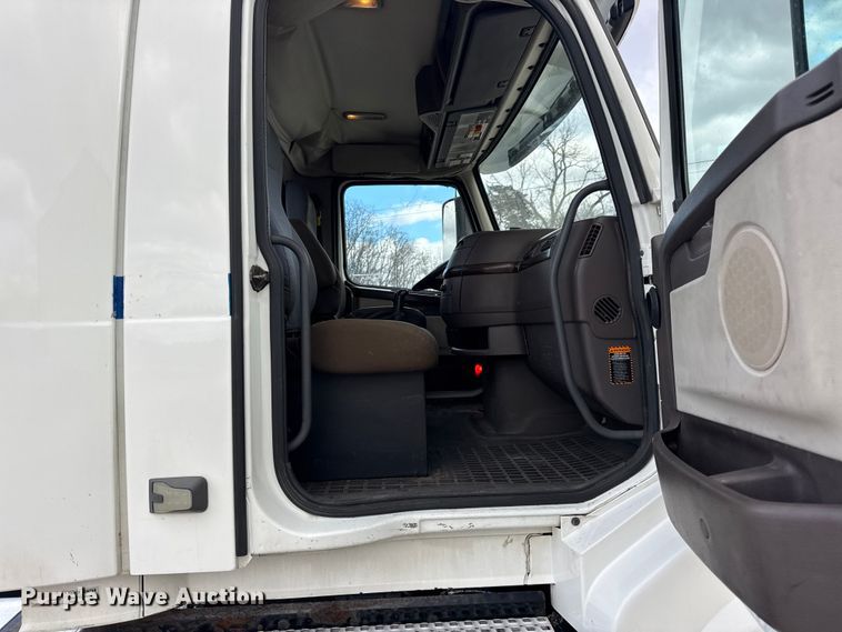 image for item EN0903 2014 Volvo Truck VNL semi truck