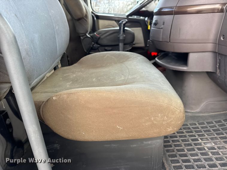 image for item EN0903 2014 Volvo Truck VNL semi truck