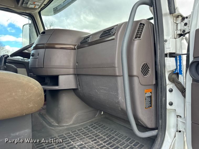 image for item EN0903 2014 Volvo Truck VNL semi truck