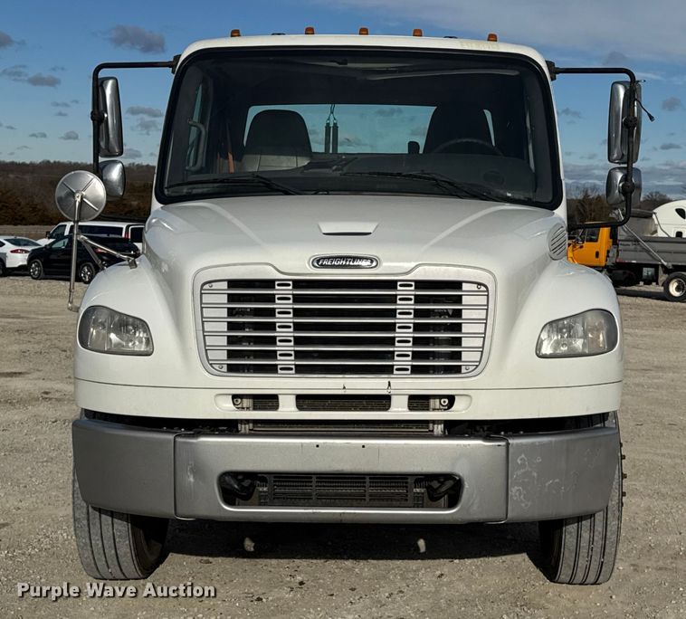 image for item EN0904 2015 Freightliner M2 semi truck