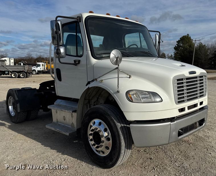 image for item EN0904 2015 Freightliner M2 semi truck