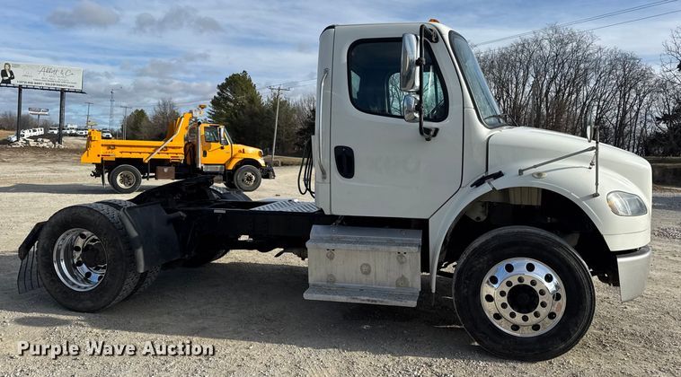 image for item EN0904 2015 Freightliner M2 semi truck