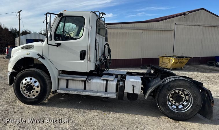 image for item EN0904 2015 Freightliner M2 semi truck
