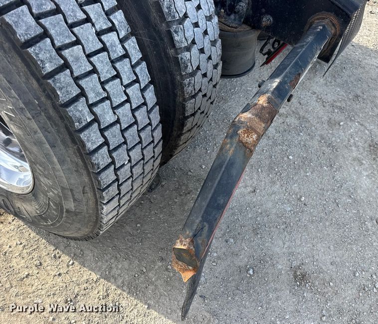 image for item EN0904 2015 Freightliner M2 semi truck