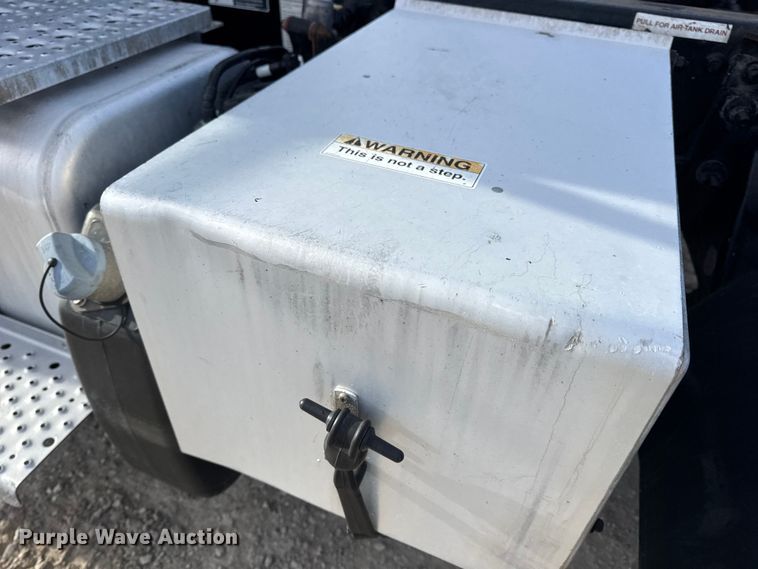 image for item EN0904 2015 Freightliner M2 semi truck