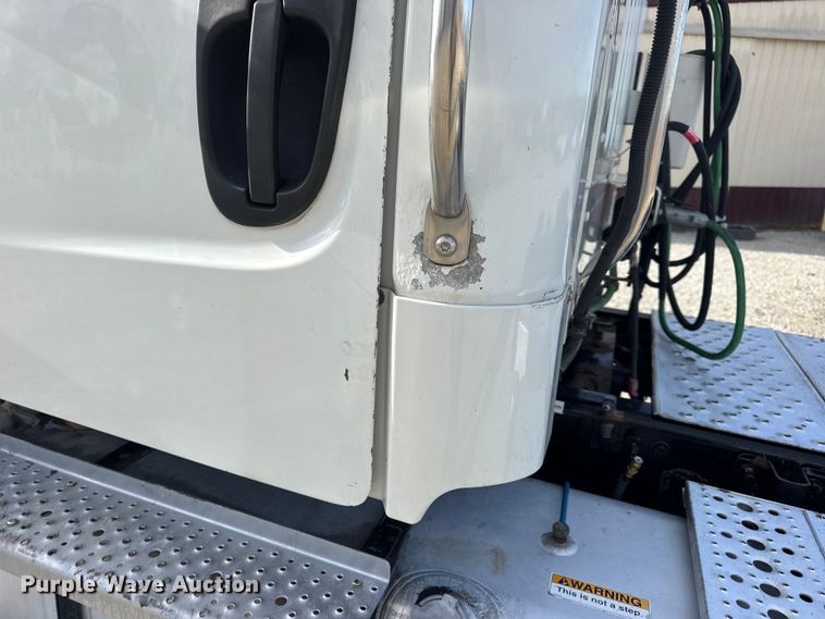 image for item EN0904 2015 Freightliner M2 semi truck