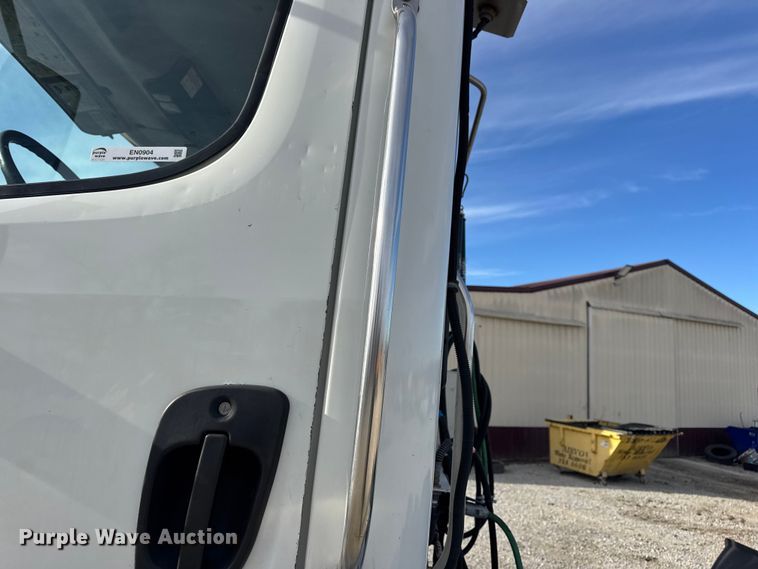 image for item EN0904 2015 Freightliner M2 semi truck