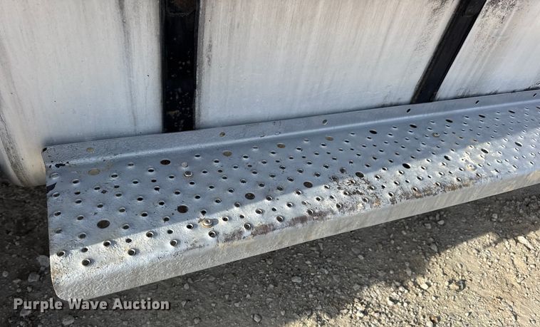 image for item EN0904 2015 Freightliner M2 semi truck