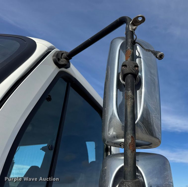 image for item EN0904 2015 Freightliner M2 semi truck