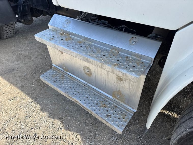 image for item EN0904 2015 Freightliner M2 semi truck