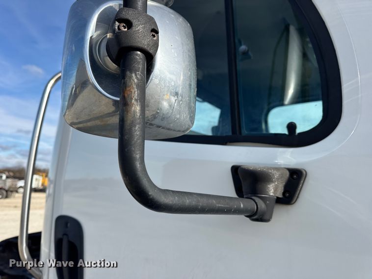 image for item EN0904 2015 Freightliner M2 semi truck