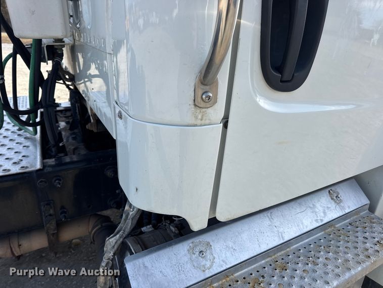 image for item EN0904 2015 Freightliner M2 semi truck