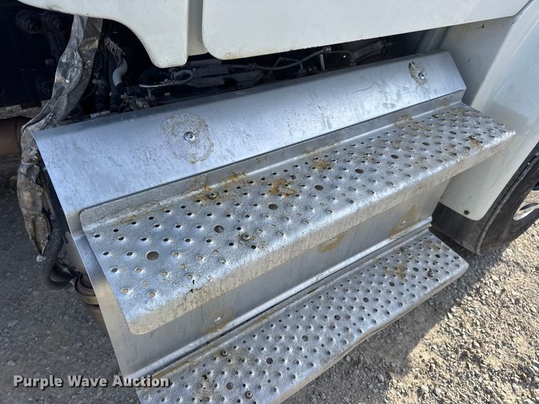 image for item EN0904 2015 Freightliner M2 semi truck