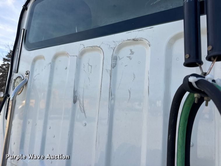 image for item EN0904 2015 Freightliner M2 semi truck