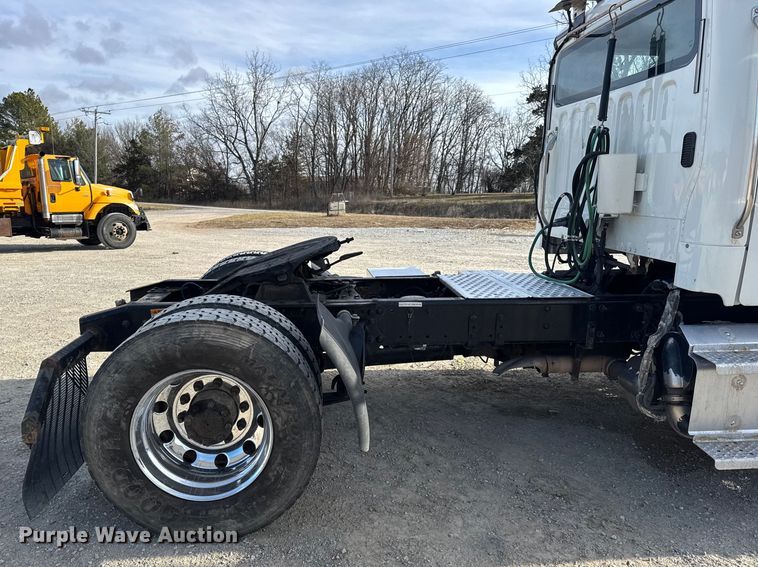 image for item EN0904 2015 Freightliner M2 semi truck