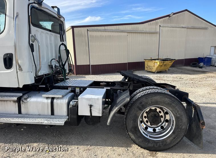 image for item EN0904 2015 Freightliner M2 semi truck