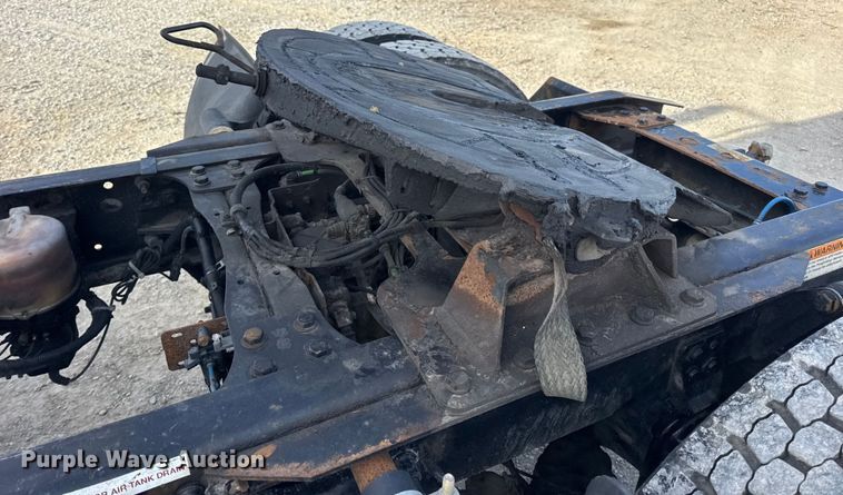 image for item EN0904 2015 Freightliner M2 semi truck