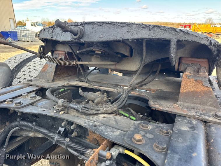 image for item EN0904 2015 Freightliner M2 semi truck