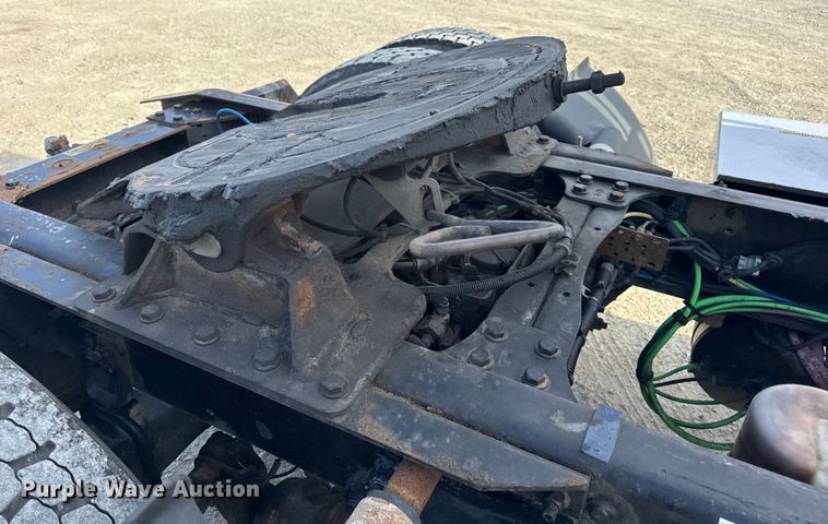 image for item EN0904 2015 Freightliner M2 semi truck