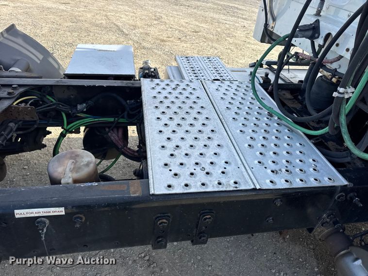 image for item EN0904 2015 Freightliner M2 semi truck