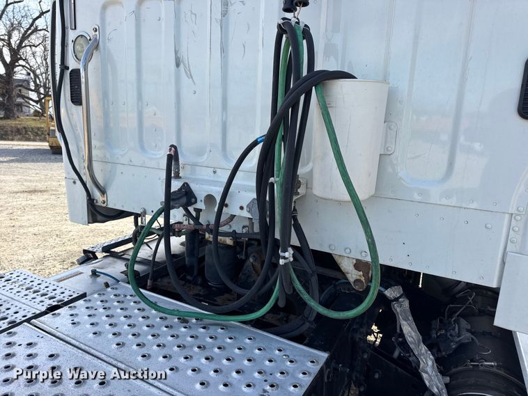 image for item EN0904 2015 Freightliner M2 semi truck