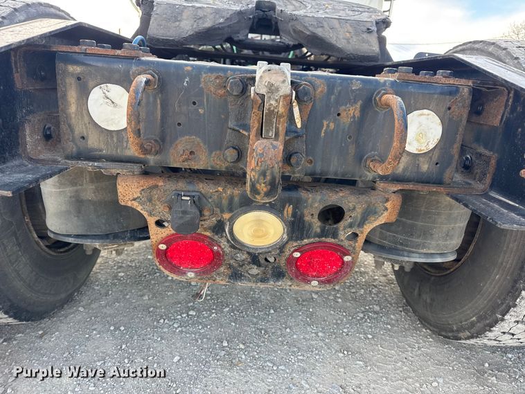 image for item EN0904 2015 Freightliner M2 semi truck