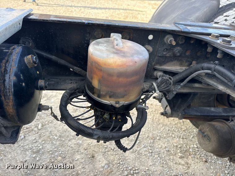 image for item EN0904 2015 Freightliner M2 semi truck