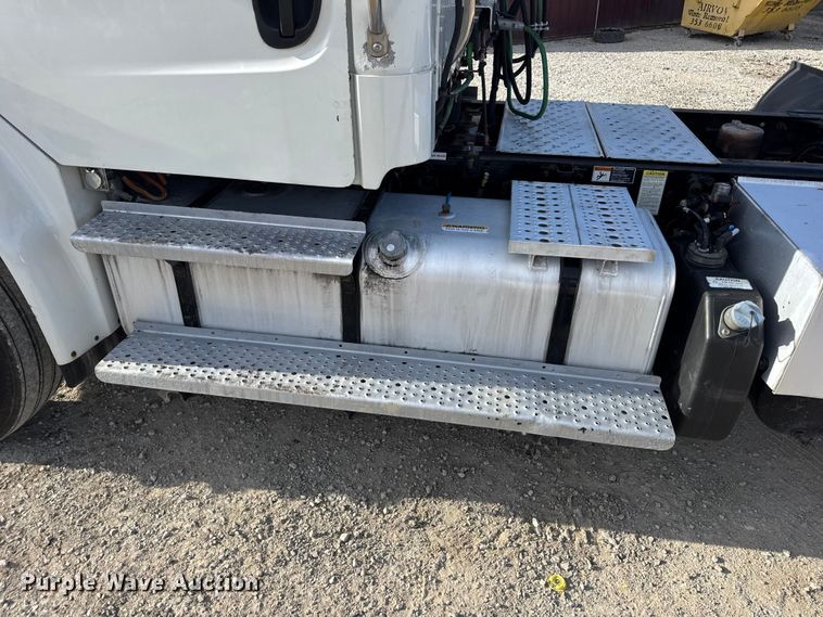 image for item EN0904 2015 Freightliner M2 semi truck