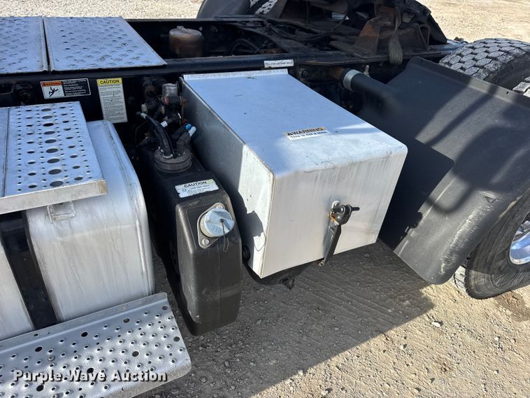 image for item EN0904 2015 Freightliner M2 semi truck