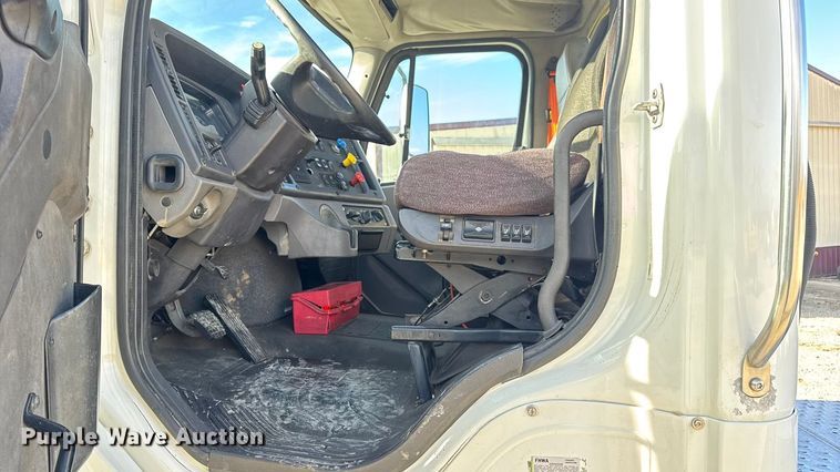 image for item EN0904 2015 Freightliner M2 semi truck