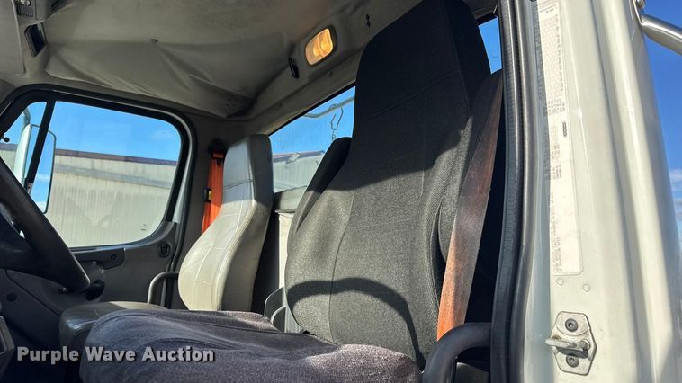 image for item EN0904 2015 Freightliner M2 semi truck