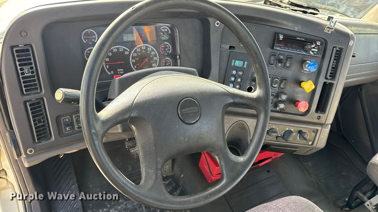 image for item EN0904 2015 Freightliner M2 semi truck