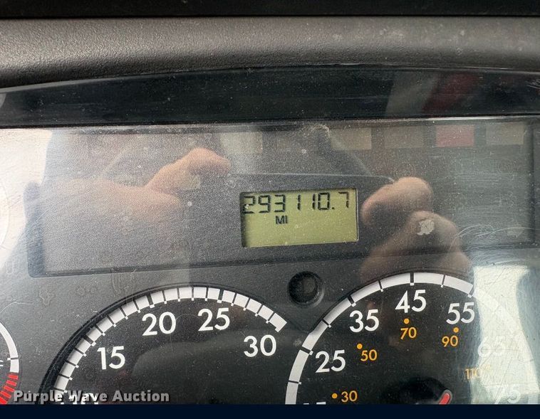 image for item EN0904 2015 Freightliner M2 semi truck