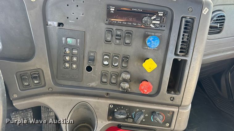 image for item EN0904 2015 Freightliner M2 semi truck