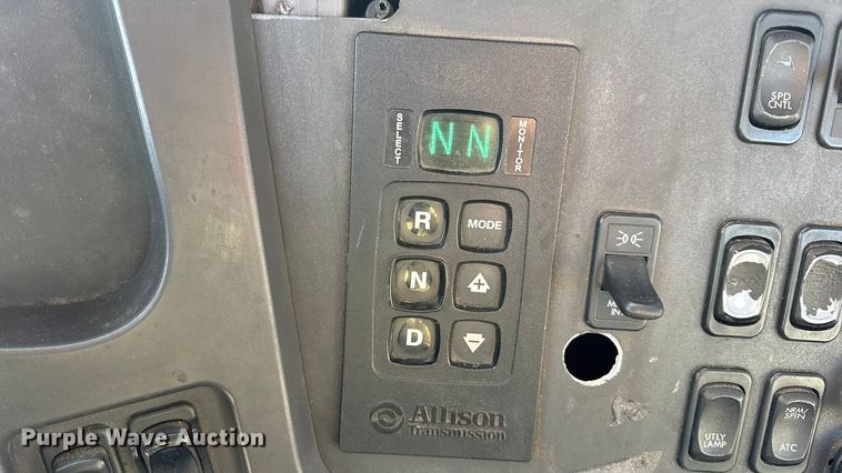 image for item EN0904 2015 Freightliner M2 semi truck