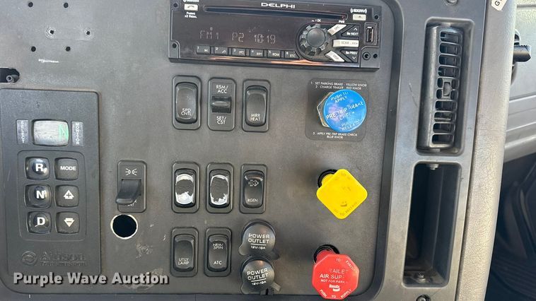 image for item EN0904 2015 Freightliner M2 semi truck