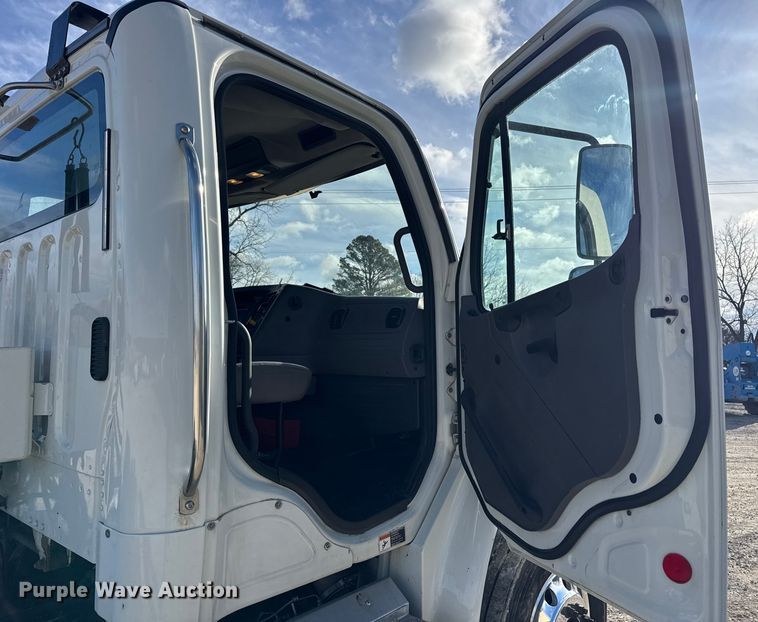 image for item EN0904 2015 Freightliner M2 semi truck