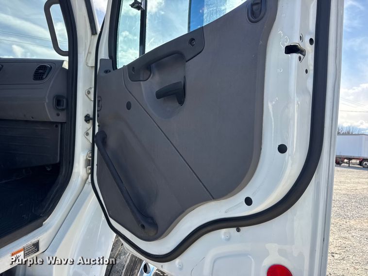 image for item EN0904 2015 Freightliner M2 semi truck