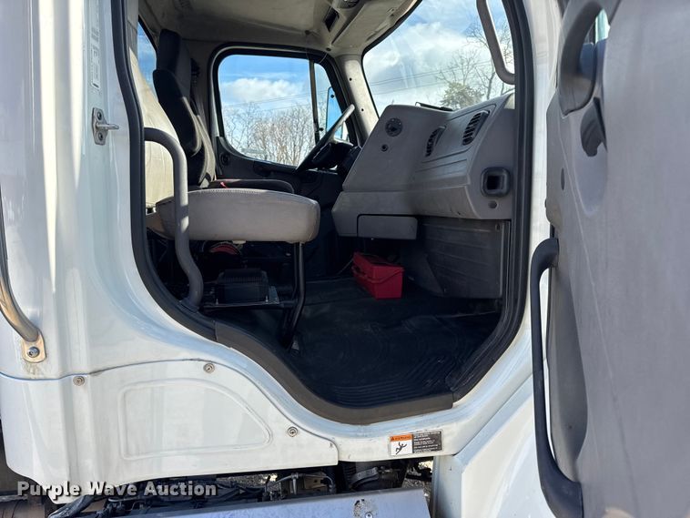 image for item EN0904 2015 Freightliner M2 semi truck