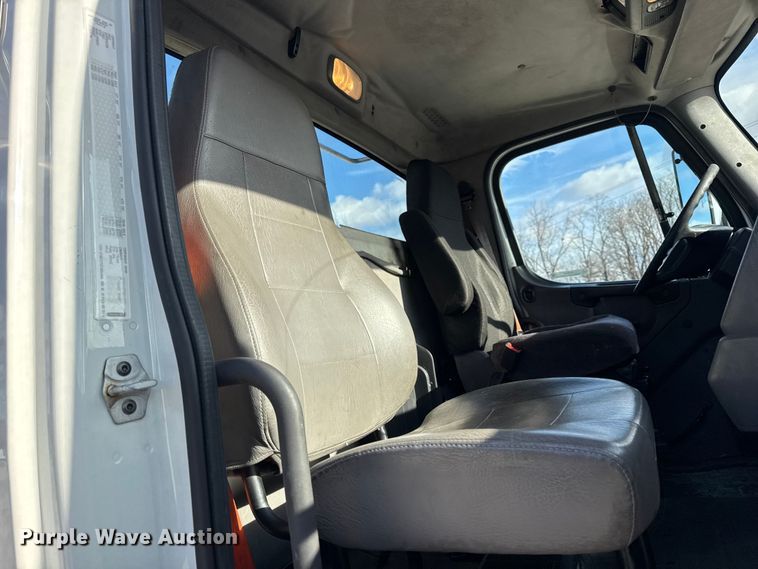 image for item EN0904 2015 Freightliner M2 semi truck