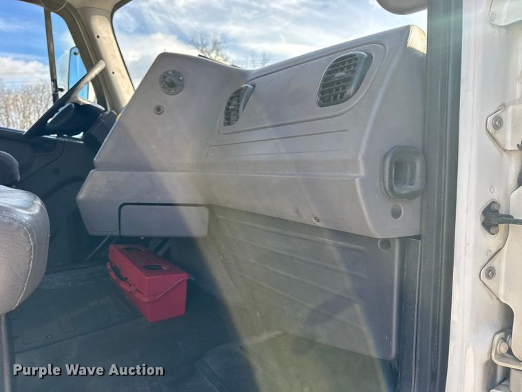 image for item EN0904 2015 Freightliner M2 semi truck