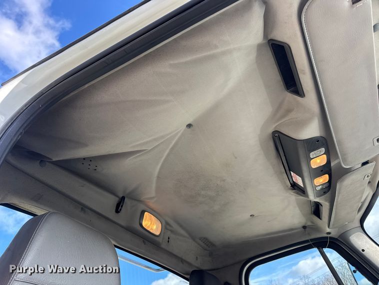 image for item EN0904 2015 Freightliner M2 semi truck