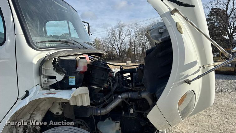 image for item EN0904 2015 Freightliner M2 semi truck