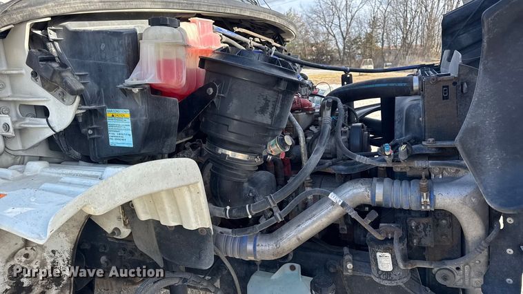 image for item EN0904 2015 Freightliner M2 semi truck