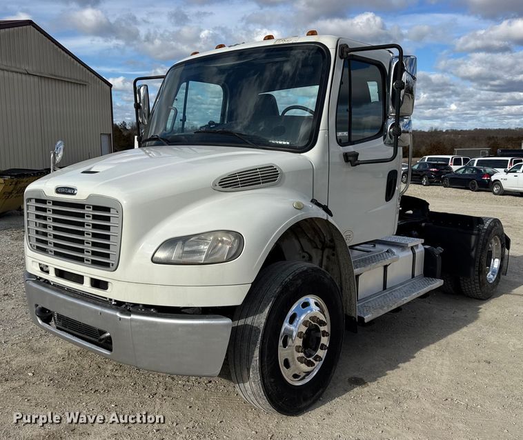 image for item EN0906 2015 Freightliner M2 semi truck